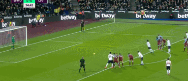 比赛中阿尔特塔挡在了波罗发界外球的路线上，双方爆发冲突