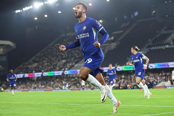 阿森纳为巴黎当红新援强势出击，利物浦加入争夺战引发激烈竞争