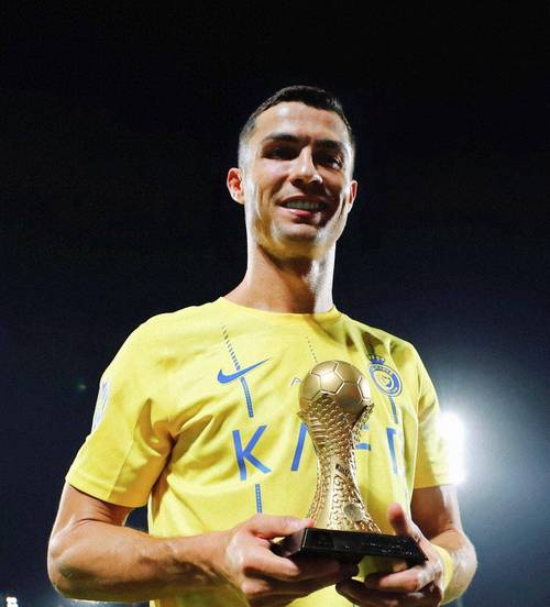 热刺抵达韩国受到热烈欢迎，有球迷在与麦迪逊合影时激动流泪