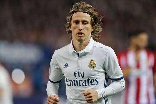 广州小学生观战轮椅篮球赛为运动员加油