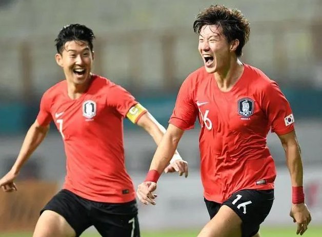 国安四老谈合影：18年足协杯决赛就我们四个在队里，留个纪念（国安四老合影忆2018足协杯：决赛时队内仅剩我们四人，特留纪念）